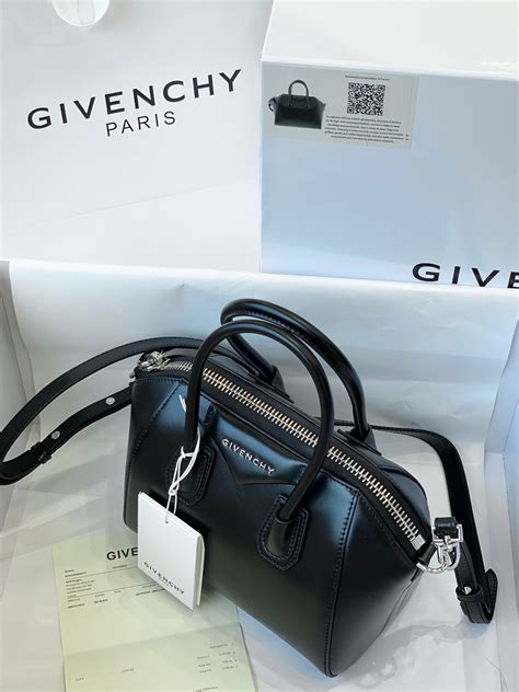 Which bag would you choose: Givenchy Antigona or Saint 